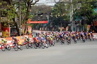 Các vận động viên thi đấu quyết liệt. 