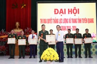 Đồng chí Hoàng Việt Phương, Phó Chủ tịch Ủy ban nhân dân tỉnh tặng Bằng khen cho các cá nhân có thành tích xuất sắc.