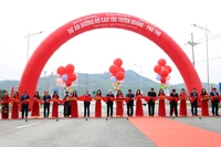 Cắt băng khánh thành Dự án đường bộ cao tốc Tuyên Quang-Phú Thọ.