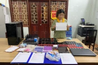 Đối tượng H.T.B.V trú tại thành phố Quy Nhơn, tỉnh Bình Định, mắt xích quan trọng trong đường dây lừa đảo cùng tang vật thu giữ được tại cơ quan điều tra.