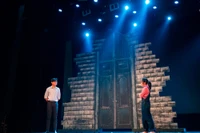 Hai nhân vật chính Maddie và Madeline trong phân cảnh của vở diễn.