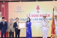 Đồng chí Võ Thị Ánh Xuân, Ủy viên Trung ương Đảng, Phó Chủ tịch nước, Phó Chủ tịch thứ nhất Hội đồng Thi đua-Khen thưởng Trung ương trao tặng Huân chương Lao động hạng Nhất cho đại diện Hiệp hội Doanh nghiệp nhỏ và vừa thành phố Hà Nội.