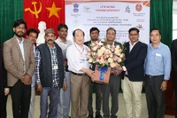 Các chuyên gia và kỹ thuật viên của Ấn Độ tham gia thực hiện dự án cùng lãnh đạo Sở Y tế và các sở, ngành liên quan của tỉnh Đắk Lắk tại buổi khai mạc dự án tại Bệnh viện đa khoa vùng Tây Nguyên. (Ảnh: Đình Thi)