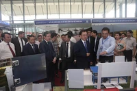 Các đại biểu tham quan gian hàng tại sự kiện.