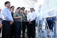 Thủ tướng Phạm Minh Chính chỉ đạo về tiến độ xây dựng đường Vành đai 3 Thành phố Hồ Chí Minh tại hiện trường.