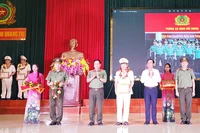 Lãnh đạo tỉnh Quảng Trị và lãnh đạo Công an tỉnh tuyên dương tập thể Phòng An ninh Đối ngoại.