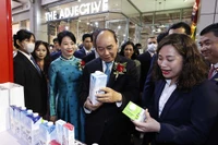 Chủ tịch nước Nguyễn Xuân Phúc thăm các gian hàng Việt Nam. (Ảnh: TTXVN)