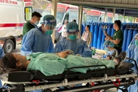 Diễn tập tiếp nhận bệnh nhân mắc Covid-19 trong tình trạng nặng tại Bệnh viện dã chiến số 13 (lúc 14 giờ 30 phút, ngày 16/01/2023).