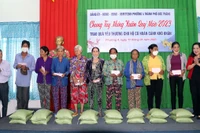 Sóc Trăng tổ chức trao gần 4.000 tấn gạo của Chính phủ cho người nghèo ăn Tết.