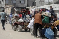 Người dân Palestine đi sơ tán tránh xung đột tại Dải Gaza. (Ảnh: THX/TTXVN)