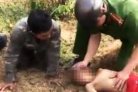 Trung úy Nguyễn Xuân Toàn thực hiện các thao tác sơ cấp cứu cháu bé.