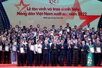 Trao danh hiệu 100 tấm gương “Nông dân Việt Nam xuất sắc” năm 2022. (Ảnh: Thống Nhất/TTXVN)