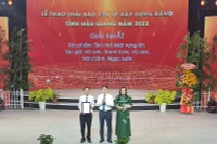Bí thư Tỉnh ủy Hậu Giang trao giải nhất cho nhóm tác giả.