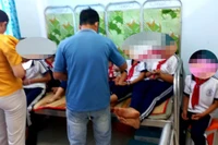 Các học sinh được theo dõi tại Trung tâm y tế thành phố Đồng Xoài.