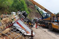Lực lượng cứu hộ Công an tỉnh Phú Yên đang đưa người bị kẹt trong xe ra ngoài trong vụ tai nạn tại huyện Tuy An. 