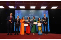 Ban tổ chức trao Giải thưởng cho 3 nhà khoa học.