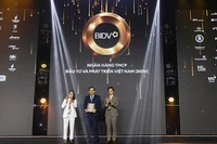 Ông Đặng Văn Tuyên, Ủy viên Hội đồng quản trị ngân hàng BIDV nhận chứng nhận Top 50 công ty niêm yết tốt nhất do Forbes Việt Nam bình chọn.