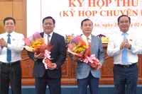 Bí thư Tỉnh ủy Long An Nguyễn Văn Được (bìa trái) và Phó Chủ tịch Hội đồng nhân dân tỉnh Mai Văn Nhiều (bìa phải) tặng hoa chúc mừng ông Huỳnh Văn Sơn (bên trái) và ông Hồ Văn Xuân (bên phải).