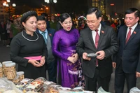 Chủ tịch Quốc hội Vương Đình Huệ và các đại biểu thăm khu trưng bày, giới thiệu sản phẩm nông nghiệp tỉnh Thái Nguyên. (Ảnh: DUY LINH)