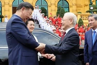 Tổng Bí thư Nguyễn Phú Trọng và Phu nhân chủ trì Lễ đón Tổng Bí thư, Chủ tịch Trung Quốc Tập Cận Bình và Phu nhân. (Ảnh: TTXVN)