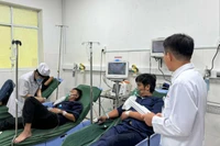 Ba công nhân đang được theo dõi, cấp cứu tại Bệnh viện đa khoa Thống Nhất. (Ảnh: Hạnh Dung)