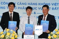 Đại diện lãnh đạo Tổng công ty Cảng hàng không Việt Nam, Công ty cổ phần phục vụ mặt đất Sài Gòn và Trường cao đẳng công nghệ quốc tế Lilama 2 ký kết thỏa thuận hợp tác chiến lược.
