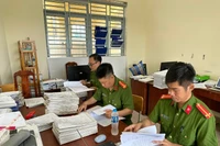 Lực lượng công an khám xét tại Trung tâm phát triển quỹ đất huyện Long Thành.