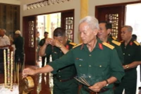 Các đại biểu thắp hương tại Nhà truyền thống thờ Chủ tịch Hồ Chí Minh và anh hùng liệt sĩ hy sinh cho quá trình đấu tranh giành độc lập của dân tộc. 