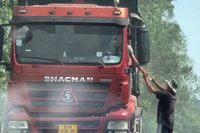 Ngang nhiên thu tiền xe tải tại đường Suối Sao 2, ấp Lộ Đức, xã Hố Nai 3, huyện Trảng Bom, tỉnh Đồng Nai.