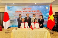 Phó Chủ tịch Ủy ban nhân dân tỉnh Đồng Nai Nguyễn Thị Hoàng và đại diện lãnh đạo Cục Kinh tế, Thương mại và Công nghiệp Vùng Kansai ký kết bản thỏa thuận hợp tác lần thứ 5.