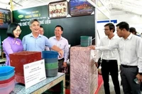 Phó Chủ tịch Ủy ban nhân dân tỉnh Đồng Nai Nguyễn Thị Hoàng (bên trái) tham quan gian trưng bày tại Ngày hội khởi nghiệp đổi mới sáng tạo.