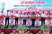 Đại diện lãnh đạo Ban Dân tộc tỉnh Đồng Nai và thành phố Long Khánh cắt băng khánh thành Nhà văn hóa dân tộc Chơ Ro tại phường Bảo Vinh.