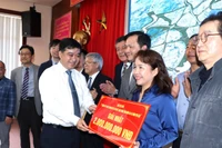 Phó Chủ tịch Ủy ban nhân dân tỉnh Đồng Nai Hồ Văn Hà trao giải nhất cuộc thi nhóm tác giả.