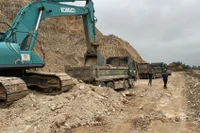 Hiện trường vụ khai thác đất khu vực núi Dứa.