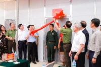 Bàn giao tình nghĩa mẫu cho hộ nghèo ở bản Văng Môn (Tam Hợp).