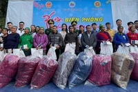 Đồn Biên phòng Tam Hợp tặng quà cho các hộ dân trên địa bàn.
