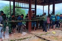 Dịch chuyển nhà dân ở bản Bủng Xát, xã Châu Khê, huyện Con Cuông (Nghệ An) ra khỏi khu vực sạt lở. Ảnh Hải Thượng