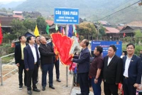 Khánh thành và đưa cầu "giúp em vượt lũ" vào hoạt động. (Ảnh: Lữ Phú)