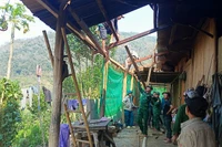 Đồn Biên phòng Mỹ Lý huy động lực lượng xuống địa bàn phối hợp người dân lợp lại mái nhà do giông lốc và mưa đá gây ra.