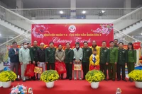 Lãnh đạo Bệnh viện Quân y 4 tặng quà cho các bệnh nhân.
