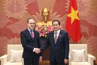 Chủ tịch Quốc hội Trần Thanh Mẫn và Đại sứ Liên bang Nga Gennady Bezdetko. (Ảnh: Duy Linh)
