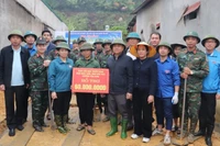 Ban chỉ đạo xóa nhà tạm, nhà dột nát huyện Yên Sơn trao hỗ trợ làm nhà cho hộ gia đình tại xã Chân Sơn.