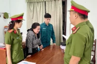 Công an đọc lệnh bắt tạm giam đối với Trương Thị Tố Trinh.