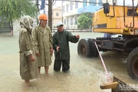 Chiều 15/10, Phó Chủ tịch Ủy ban nhân dân tỉnh Quảng Nam Hồ Quang Bửu kiểm tra tình hình ngập lụt, sơ tán dân tại phường Phước Hòa (thành phố Tam Kỳ).