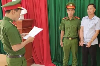 Công an huyện Thăng Bình đọc lệnh bắt tạm giam Nguyễn Phước Long