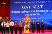 Lãnh đạo tỉnh Bắc Ninh tặng hoa chúc mừng Đảng bộ, chính quyền và nhân dân thành phố Từ Sơn.