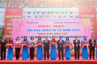 Các đại biểu cắt băng khai mạc trưng bày Hội báo Xuân Ất Tỵ năm 2025.