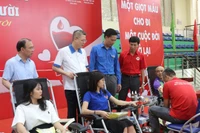 Các đại biểu thăm hỏi, biểu dương các đoàn viên, thanh niên tham gia hiến máu.