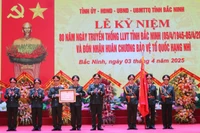 Thừa ủy quyền của Chủ tịch nước, Thượng tướng Huỳnh Chiến Thắng, Phó Tổng Tham mưu trưởng Quân đội nhân dân Việt Nam trao Huân chương Bảo vệ Tổ quốc hạng Nhì tặng Bộ Chỉ huy Quân sự tỉnh Bắc Ninh.