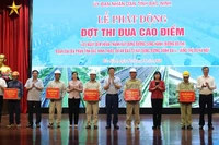Lãnh đạo tỉnh Bắc Ninh tặng quà, động viên các đơn vị thi công.
